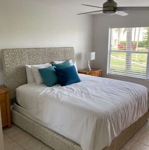 Newly Renovated 2 Bedroom/2 Bathroom Close to Beaches