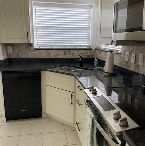 Newly Renovated 2 Bedroom/2 Bathroom Close to Beaches