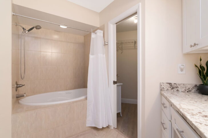 Spacious 2bd-2ba Townhome located in Saddlebrook
